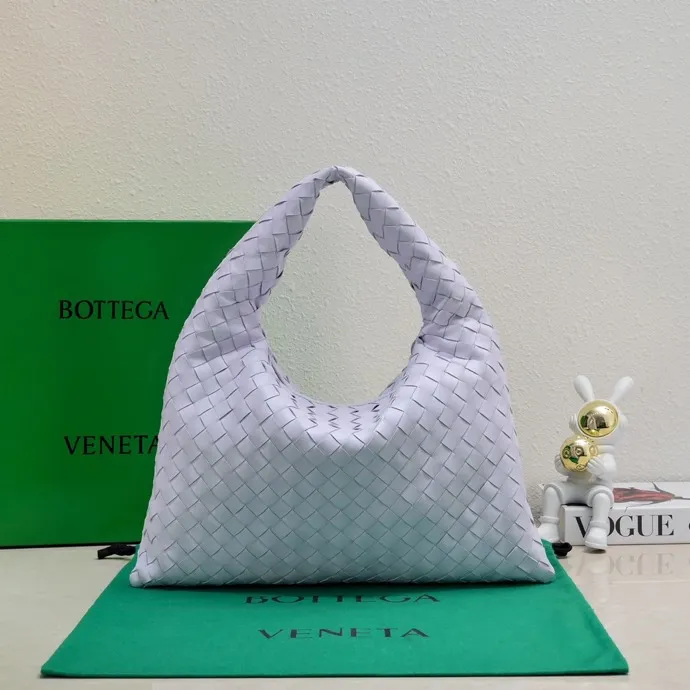 Batch 1860 #Bv new small HOP bag, the bag body and handles are made of a whole piece of woven leather. The bag body is soft and lazy. Hop symbolizes the praise of innovation and eternal craftsmanship [love]. The pyramid silhouette combines practicality and fashion. It is modern and casual. The double-sided closure design of the bag mouth is more convenient and safe! The cowhide texture also makes the bag more wear-resistant and durable. A must-have for fashionable ladies who like minimalism yet comfortable and casual! Size: 41x20.5x7.5, Model: 3966#
